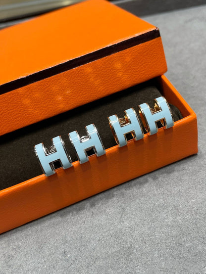 [Amore Jewelry]POP H SKY BLUE STUD EARRINGS